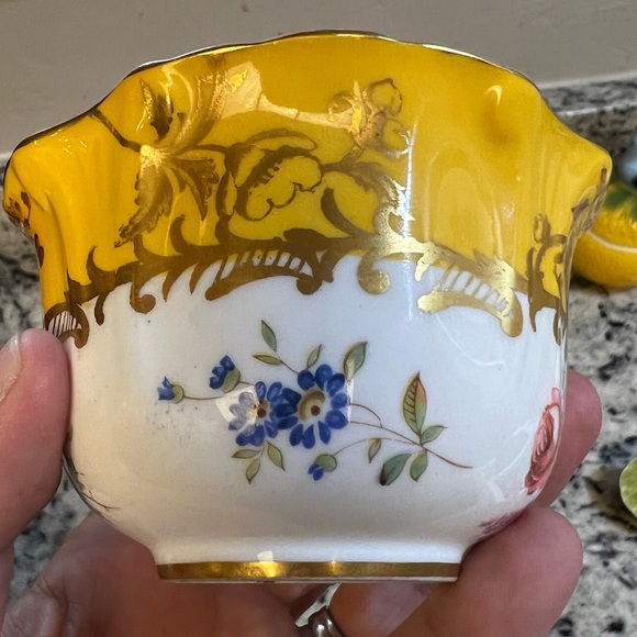 Hammersley bone China yellow teacup with gold trim and floral design - Picture 5 of 8